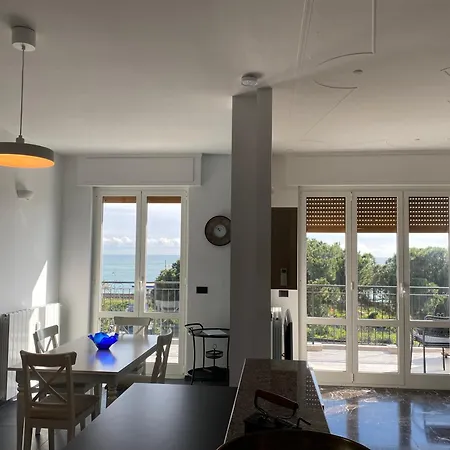 Spazioso Attico Fronte Mare شقة *