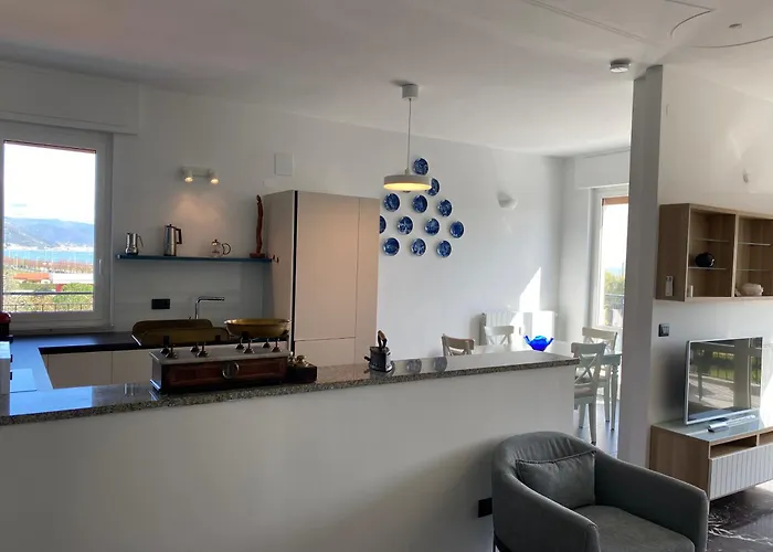 Appartamento Spazioso Attico Fronte Mare Albenga