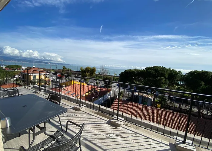 Spazioso Attico Fronte Mare Appartamento Albenga