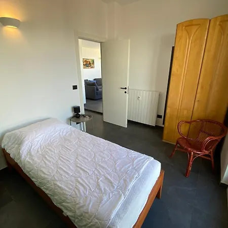 Spazioso Attico Fronte Mare Appartement Albenga