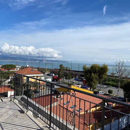 Spazioso Attico Fronte Mare Appartement